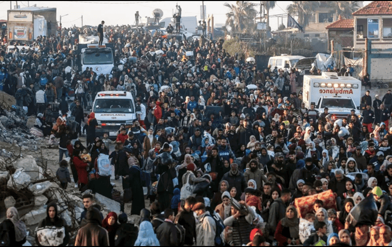 Miles de desplazados atraviesan la carretera de Rashid, que atraviesa Gaza de norte a sur junto a la costa, para cruzar Netzarim y volver a sus hogares. EFE / M. SABER