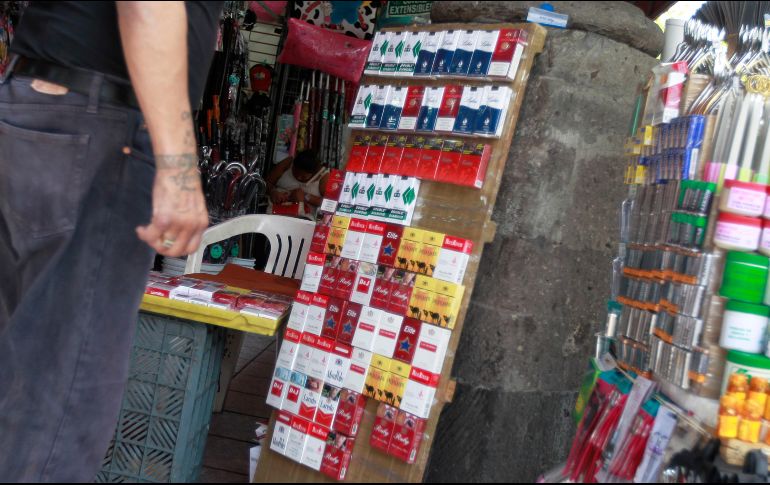 El bajo precio de los cigarros ilegales facilita su compra por menores de edad y merma la recaudación fiscal. EL INFORMADOR/Archivo