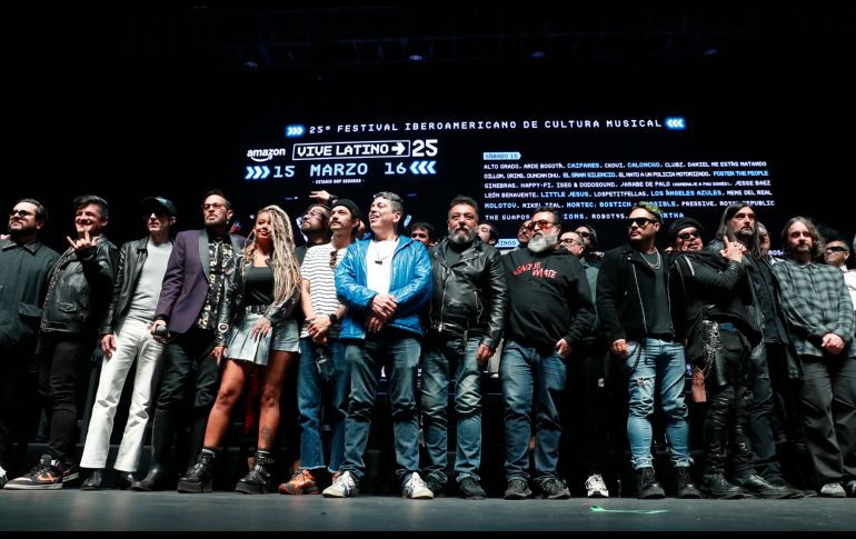 Integrantes de bandas de rock posaron durante la presentación del Festival Vive Latino en el Teatro Metropólitan en CDMX. EFE/ Archivo