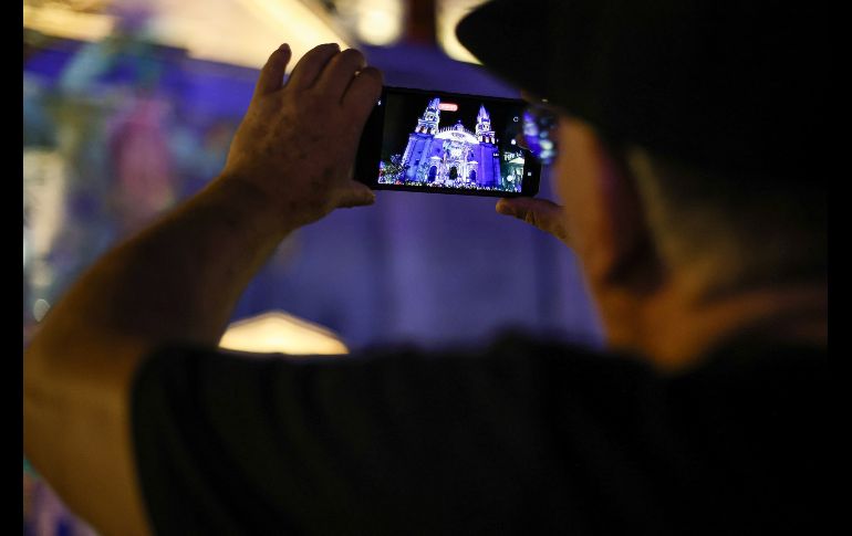 Desde antes de las 20:00 horas, los asistentes comenzaron a congregarse en las inmediaciones de la Catedral, ansiosos por presenciar el espectáculo visual. EL INFORMADOR/ H. Figueroa.