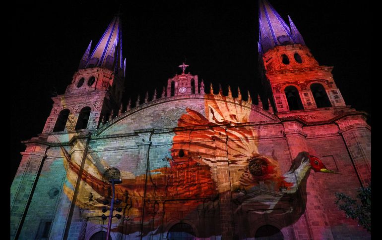 Desde antes de las 20:00 horas, los asistentes comenzaron a congregarse en las inmediaciones de la Catedral, ansiosos por presenciar el espectáculo visual. EL INFORMADOR/ H. Figueroa.