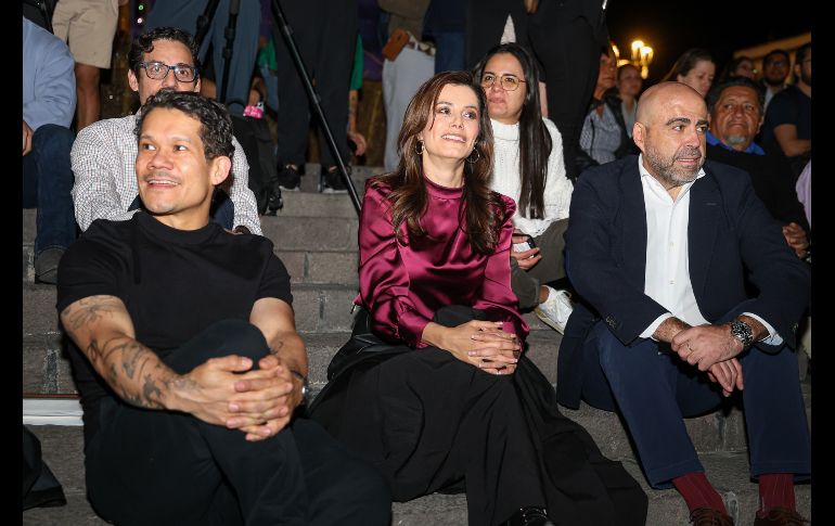 Desde antes de las 20:00 horas, los asistentes comenzaron a congregarse en las inmediaciones de la Catedral, ansiosos por presenciar el espectáculo visual. EL INFORMADOR/ H. Figueroa.