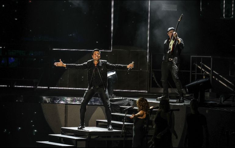 El cantante se mostró emocionado de volver a presentarse frente al público tapatío. EL INFORMADOR/ A. Navarro