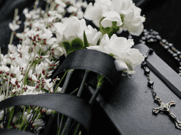 Las leyes laborales contemplan permisos por luto, pero la duración de estos permisos varía dependiendo de la legislación vigente en cada lugar y las políticas internas de las empresas. CANVA