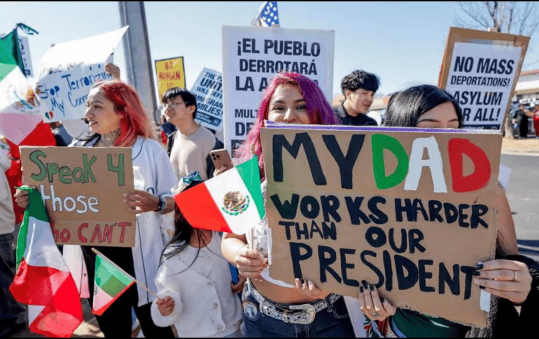 Una de las razones de este día sin latinos es para concientizar de los derechos de personas migrantes, así como el impacto que tienen en el comercio, economía, agricultura y sociedad. EFE / ARCHIVO