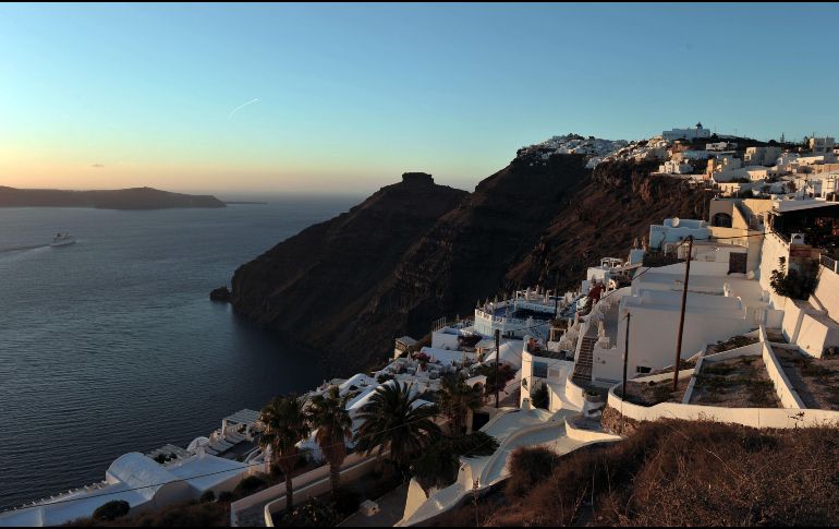 Santorini, uno de los destinos turísticos más populares de Grecia, adquirió su forma actual en forma de media luna después de una masiva erupción volcánica en la antigüedad. AFP / ARCHIVO
