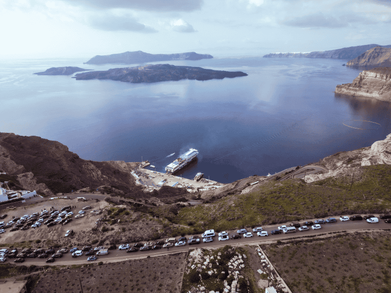 Se ha pedido a los residentes y hoteles que vacíen las piscinas, porque el movimiento del agua en un gran terremoto podría desestabilizar los edificios. EFE / C. Yantsis