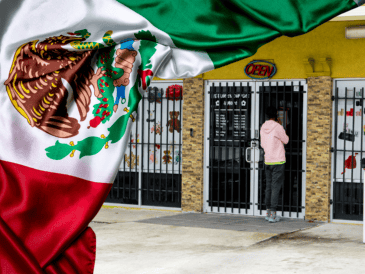 En varios comercios hispanos colgaron letreros que informaban del cierre para sumarse al “Día sin inmigrantes” y en solidaridad con esta comunidad. EFE / C. O
