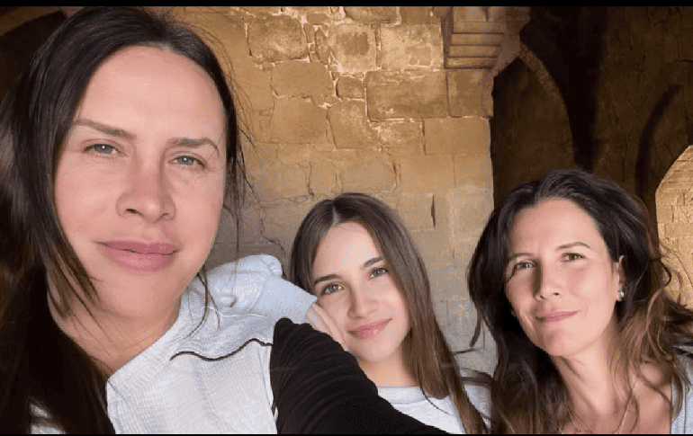 La familia de Karla Sofía Gascón es uno de los pilares más importantes de su vida. ESPECIAL / INSTAGRAM @kariagascon