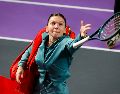 Simona Halep arroja su raqueta a la tribuna tras anunciar su retiro del tenis luego de perder en el Abierto de Transilvania. AP/Action Foto/M. Bobar