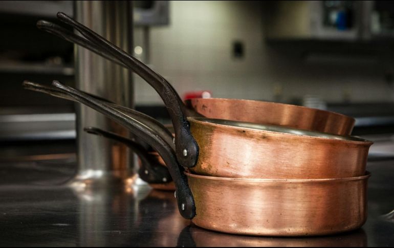 Eliminar la grasa quemada de las sartenes es una de las tareas más tediosas en la limpieza del hogar. Unsplash.