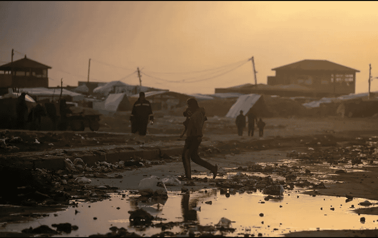 Otros gazatíes, sin tiendas, viven en escuelas, edificios abandonados o directamente en las calles. EFE / ARCHIVO