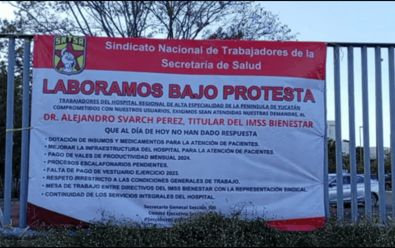 Obreros extendieron mantas sobre la institución como parte de una protesta nacional. SUN/ESPECIAL