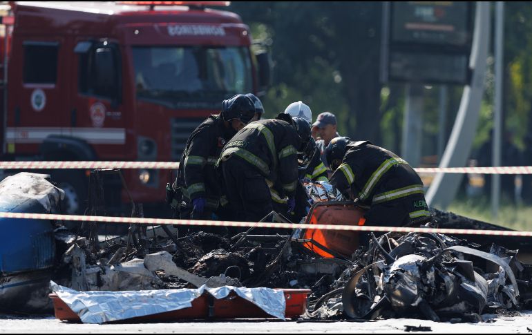 El Cuerpo de Bomberos de Sao Paulo trabaja en el accidente aéreo este viernes. EFE/I. FONTANA