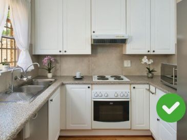 Este método japonés propone un cambio en la manera en que organizamos los platos en los armarios. ESPECIAL / Pexels y Canva