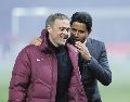 Nasser Al-Khelaifi (der.) se ha convencido del trabajo de Luis Enrique al frente del PSG. AFP/F. Fife