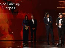 El premio fue recibido por los representantes de la distribuidora de la película en España, Wanda Visión y Elástica, Miguel Morales y Enrique Costa. EFE/J. Muñoz.