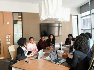 La herramienta compara los resultados por género y sector profesional, e identifica fortalezas y áreas de mejora. UNSPLASH / WOCINTECHCHAT.COM