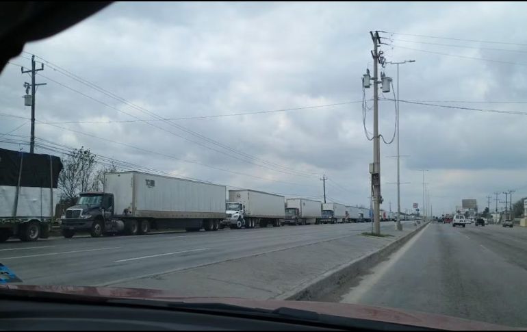 Se registraron kilométricas filas de unidades de transporte de carga debido a fallas en el sistema de recepción de documentación de importación y exportación. ESPECIAL