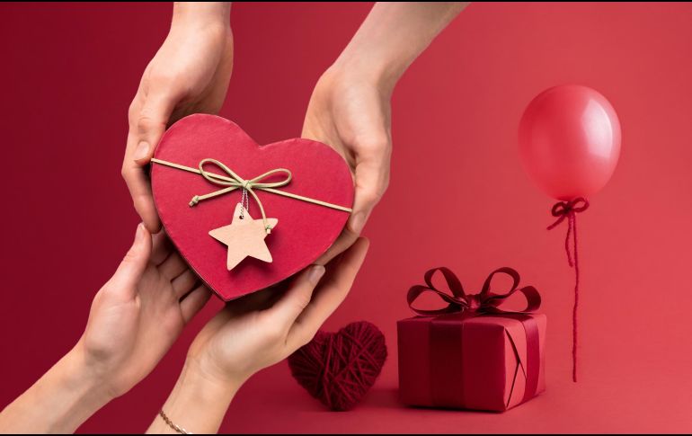De acuerdo con datos de la Canaco CDMX, aproximadamente el 30% de las personas adquiere sus obsequios para el Día del amor y la amistad a través de plataformas en línea. ESPECIAL / CANVA