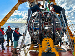 Los científicos no pueden detectar neutrinos por sí solos sino que miden lo que sucede cuando las partículas chocan con otros fragmentos de materia. AP / Paschal Coyle, KM3NeT