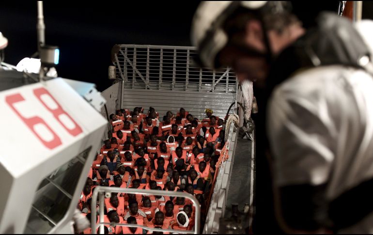 Más de 1.200 inmigrantes africanos llegaron a las islas españolas de las Canarias. EFE/K. Karpov.
