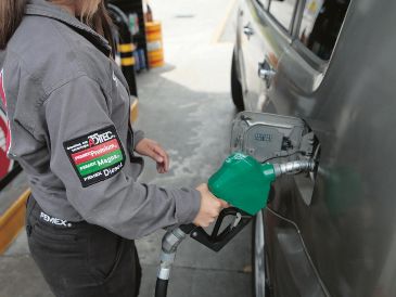 Una despachadora surte gasolina en una estación de servicio, en medio del debate sobre el control de precios. EL INFORMADOR/ Archivo