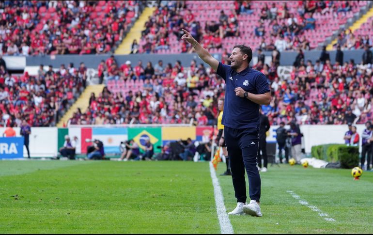 El auxiliar técnico de Puebla enfatizó su molestia con el arbitraje, asegurando que el gol del Atlas llegó después del tiempo añadido. IMAGO7.