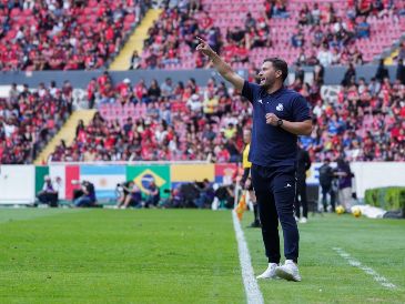 El auxiliar técnico de Puebla enfatizó su molestia con el arbitraje, asegurando que el gol del Atlas llegó después del tiempo añadido. IMAGO7.