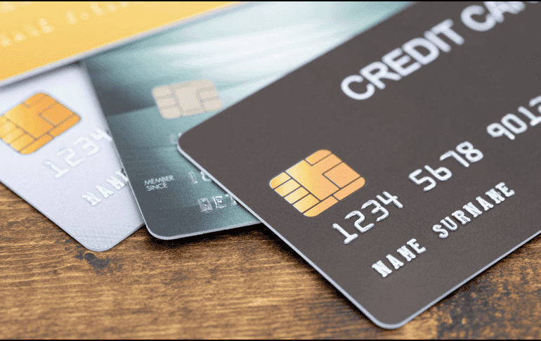 Las deudas de tarjetas de crédito no se eliminan por el simple paso del tiempo, pero existen plazos de prescripción que pueden dificultar su cobro legalmente.  CANVA