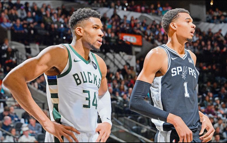 Tanto Giannis Antetokounmpo (izq.) como Victor Wembanyama ven con buenos ojos un duelo entre jugadores de EU ante figuras internacionales. AFP/M. González