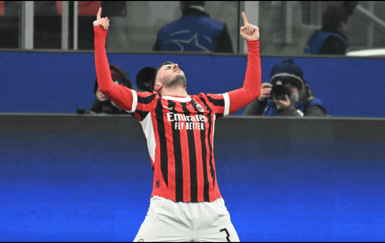 Santiago Giménez marcó el gol que puso el empate en el marcador global para acercar a los rossoneri a la siguiente fase. EFE / D. Dal Zennaro