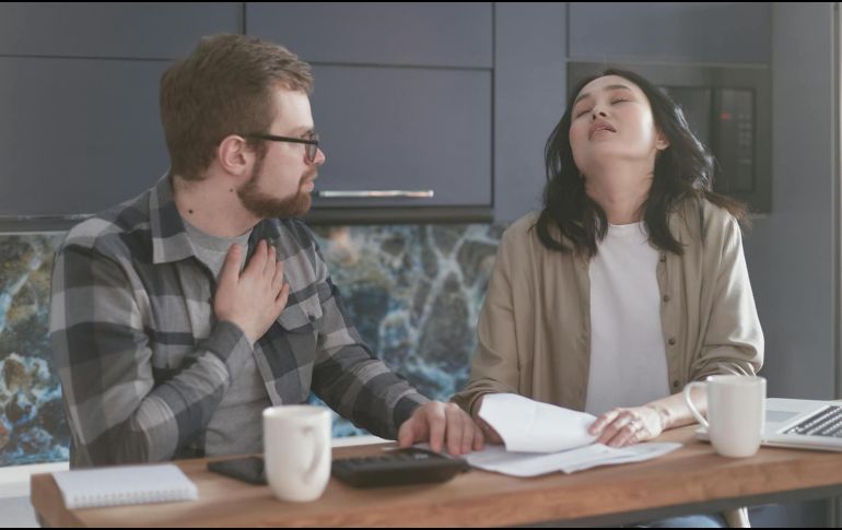 La psicología señala que hay frases comunes que una persona utiliza en el día a día para deslindarse de su responsabilidad ante diversas situaciones. ESPECIAL/Imagen de Mikhail Nilov en Pexels