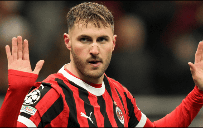 Santiago Giménez se disculpa tras anotar a su antiguo club, Feyenoord. AP Photo / L. Bruno