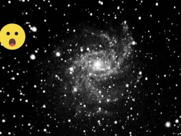 Aunque se espera que se produzcan llamaradas en casi todos los agujeros negros supermasivos, el que alberga la Vía Láctea en su centro es “único”. Pexels y Canva