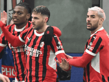 Santiago Giménez celebra su gol en la UEFA Champions League con el Milan. EFE / EPA / D. Dal Zennaro