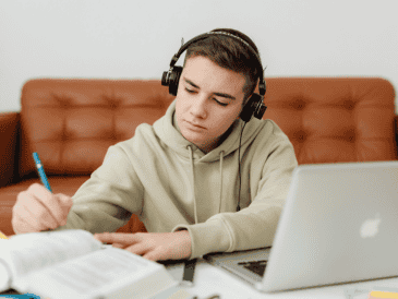 También se exploró qué artistas aparecen con mayor frecuencia en estas listas, con el fin de descubrir quiénes están impulsando la productividad. ESPECIAL/CANVA