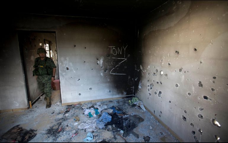 Un soldado entra a una finca con marcas de combate en Ciudad Victoria, Tamaulipas. Los cárteles de Sinaloa, Nueva Generación, Unidos, del Noreste, del Golfo y la nueva Familia Michoacana están la lista de Estados Unidos. AP