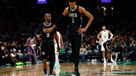 Victor Wembanyama, que mide 2.21 metros, fue el Novato del Año de la NBA la temporada pasada y es el favorito para ser el jugador defensivo del año esta temporada. AFP / ARCHIVO