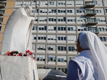 "El papa no está fuera de peligro" debido a que enfrenta una infección poli microbiológica, a la que se sumó una neumonía bilateral. EFE/ /G. Lami