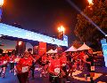 Adornado con fuegos artificiales, el cielo, aún oscuro, se iluminó para dar el banderazo de salida para los 21 mil participantes de la 39° del Medio Maratón Internacional Guadalajara Electrolit 2025. EL INFORMADOR/H. FIGUEROA