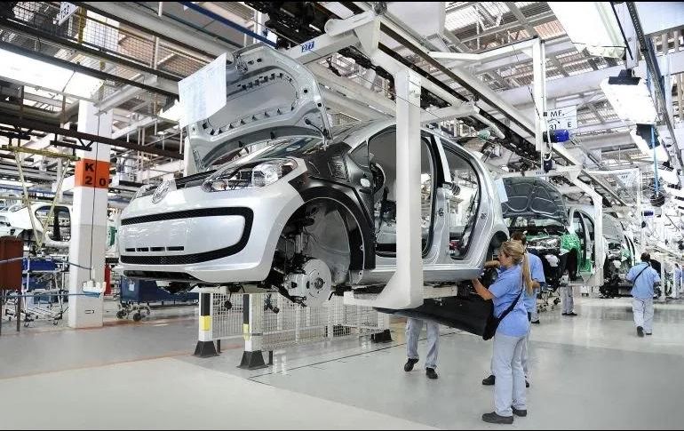El sector automotriz será el más afectado, ya que emplea a más de 839 mil personas en el país de manera directa. NOTIMEX / Archivo