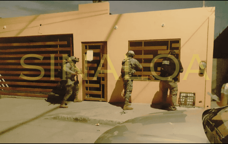 Las autoridades no dieron a conocer los hallazgos, ni confirmada la versión que esta propiedad cuenta con un túnel, solo se pudo observar los dos vehículos. SUN / ARCHIVO