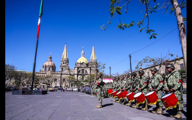 El gobernador de Jalisco, Pablo Lemus, encabezó la ceremonia por el Día de la Bandera de México, en evento realizado en la Plaza Liberación, en el centro de Guadalajara. EL INFORMADOR / A. Navarro