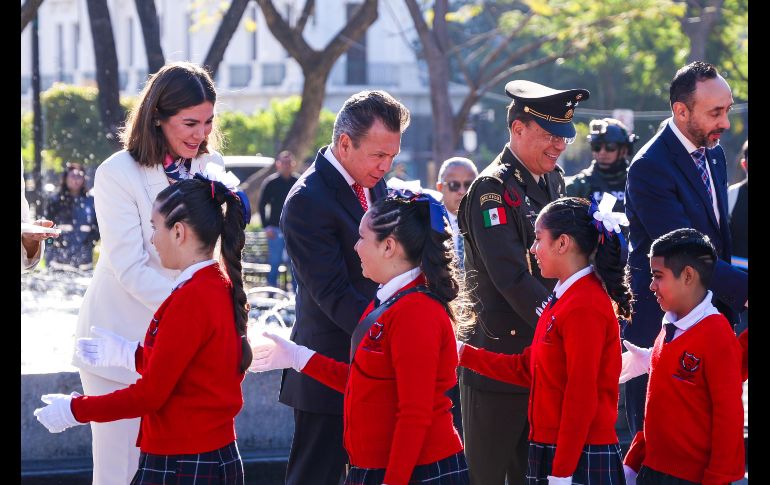 El gobernador de Jalisco, Pablo Lemus, encabezó la ceremonia por el Día de la Bandera de México, en evento realizado en la Plaza Liberación, en el centro de Guadalajara. EL INFORMADOR / A. Navarro