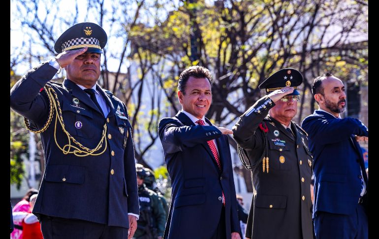 El gobernador de Jalisco, Pablo Lemus, encabezó la ceremonia por el Día de la Bandera de México, en evento realizado en la Plaza Liberación, en el centro de Guadalajara. EL INFORMADOR / A. Navarro