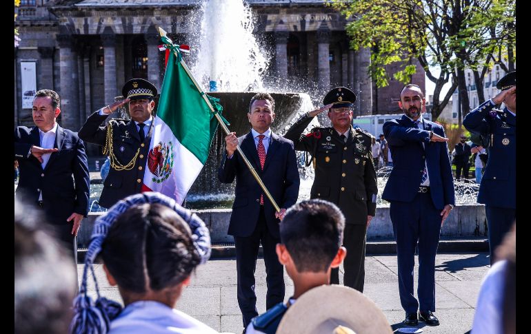 El gobernador de Jalisco, Pablo Lemus, encabezó la ceremonia por el Día de la Bandera de México, en evento realizado en la Plaza Liberación, en el centro de Guadalajara. EL INFORMADOR / A. Navarro