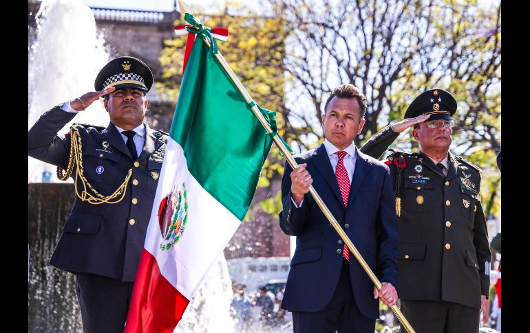 El gobernador de Jalisco, Pablo Lemus, encabezó la ceremonia por el Día de la Bandera de México, en evento realizado en la Plaza Liberación, en el centro de Guadalajara. EL INFORMADOR / A. Navarro