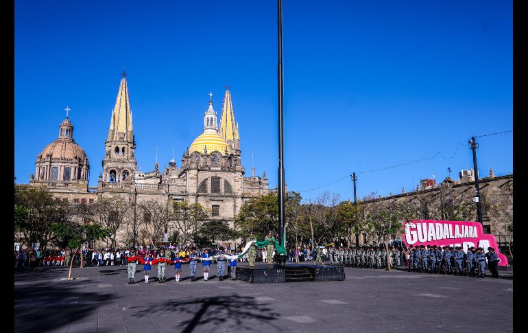 El gobernador de Jalisco, Pablo Lemus, encabezó la ceremonia por el Día de la Bandera de México, en evento realizado en la Plaza Liberación, en el centro de Guadalajara. EL INFORMADOR / A. Navarro
