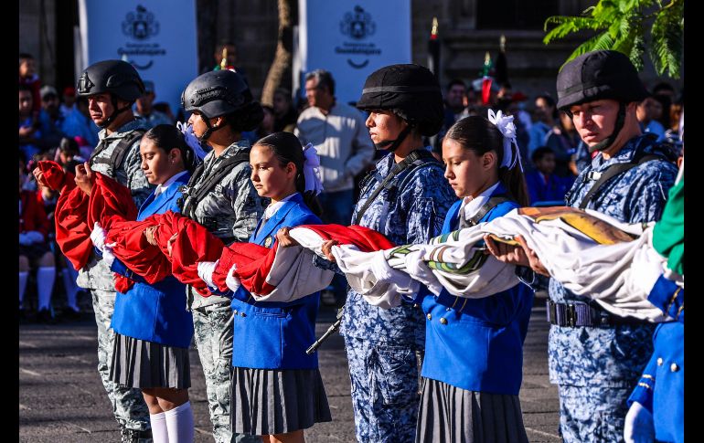 El gobernador de Jalisco, Pablo Lemus, encabezó la ceremonia por el Día de la Bandera de México, en evento realizado en la Plaza Liberación, en el centro de Guadalajara. EL INFORMADOR / A. Navarro